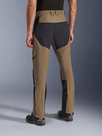 Alpinestars Flex-AST Explorer bukser, Walnut Black adventure motorcykelbukser, set bagfra med sorte ripstop-paneler på sædet og benene, elastisk talje og holdbar strækbar tekstilkonstruktion.