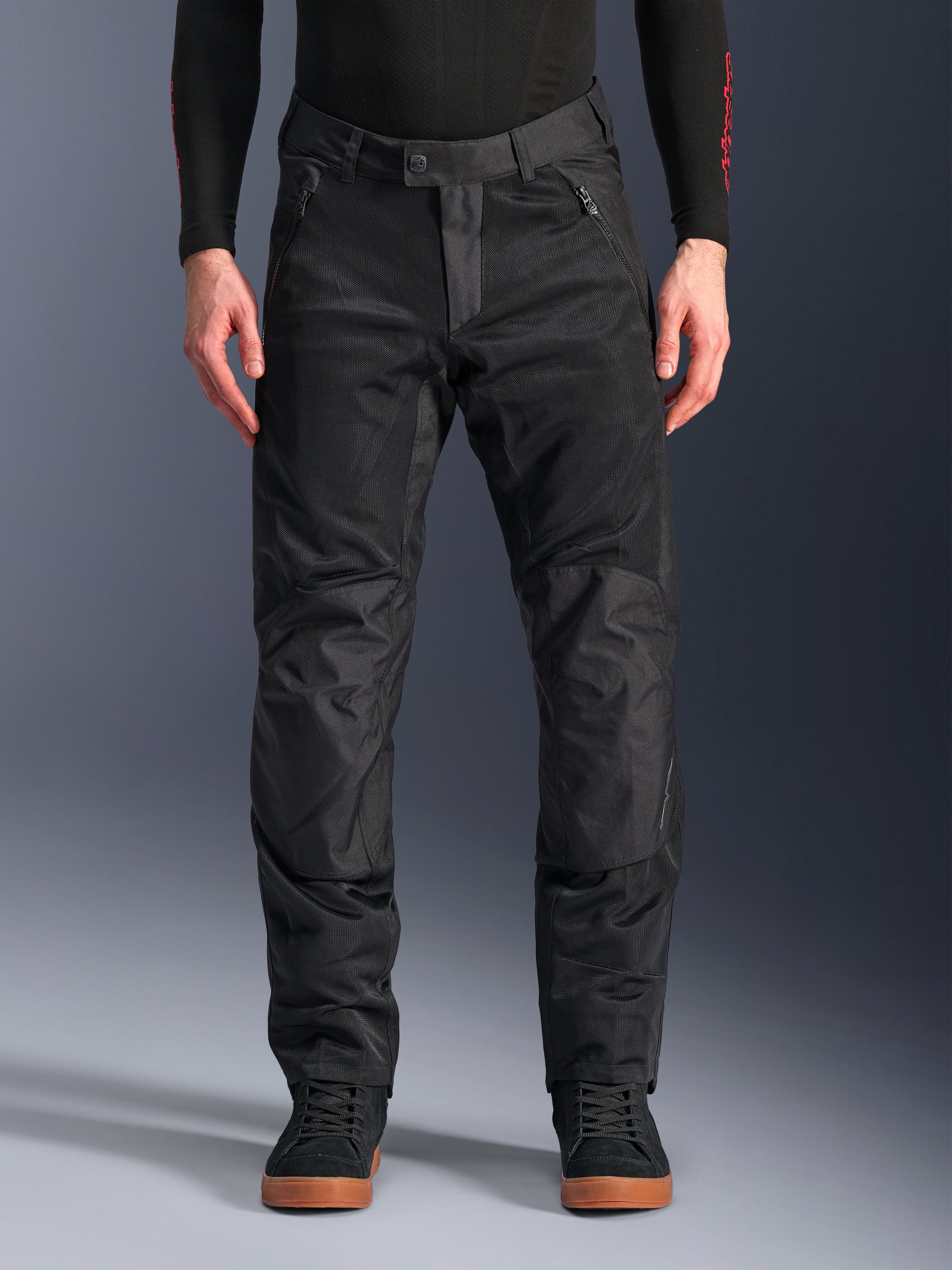 Alpinestars C-1 Air Pants, sorte motorcykelbukser i tekstil, urban køreudstyr med omfattende mesh-paneler for luftgennemstrømning, forstærkede knæsektioner, forlommer med lynlås og en stilren skræddersyet pasform.