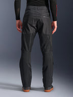 Alpinestars C-1 Air bukser, set bagfra, sort, urban tekstil-motorcykelbukser med store tech mesh-paneler bag på benene til ventilation, rent design med diskret branding, vist med et sort baselayer og afslappede køresko