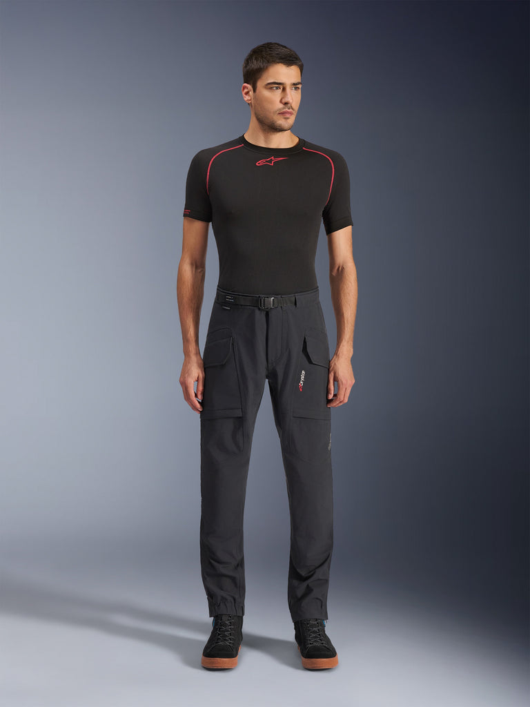 Alpinestars Juggernaut V2 Riding Pants, motorcykelbukser til mænd, mørkegrå med store lommer, sportivt design med bælte, vist på model mod grå baggrund