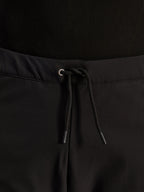 Alpinestars Aeroshell Airflow bukser, sort, nærbillede af linningen med justerbar indvendig elastisk snøre og sølvfarvet øsken-detalje, sport-touring motorcykeludstyr