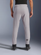 Alpinestars Aeroshell Airflow bukser, motorcykelbukser, Mid Gray, set bagfra med laserperforerede zoner på læggene og sort Astars-logo, tekstil softshell-konstruktion med sorte ankelmanchetter og mesh-paneler på hofterne