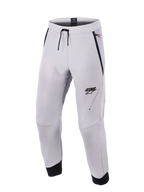 Alpinestars Aeroshell Airflow bukser, mellemgrå motorcykelbukser, med laserperforerede ventilationszoner, ASTARS-logo på venstre lår, linning med snoretræk og sorte ankelmanchetter, teknisk softshell-design til sport og bykørsel