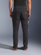 Alpinestars Flex-AST Canvas bukser i Black Aluminum, set bagfra, funktionelt design med baglommer og tan-farvede side-detaljer, strækbart polycotton-materiale, urbant motorcykeludstyr til mænd