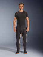 Alpinestars Flex-AST Canvas bukser i Black Aluminum, urbane motorcykelbukser, sort med beige paneler, med arbejdstøjsinspirerede praktiske lommer og lynlåse, vist på mandlig model med et sort kortærmet basislag og sorte sneakers