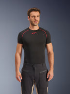 Alpinestars Flex-AST Canvas bukser i Black Aluminum, urbane motorcykelbukser med et funktionelt arbejdstøjsdesign, forlommer med lynlås og kontrasterende beige paneler på indersiden af benene, båret af en model med en sort base layer t-shirt.