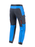 Alpinestars Maxdura Dual bukser, adventure motorcykelbukser, kongeblå og mørkegrå, set bagfra med ventilationslommer med lynlås og røde detaljer, forstærkede grå sædepaneler, holdbart multi-materiale design til off-road brug