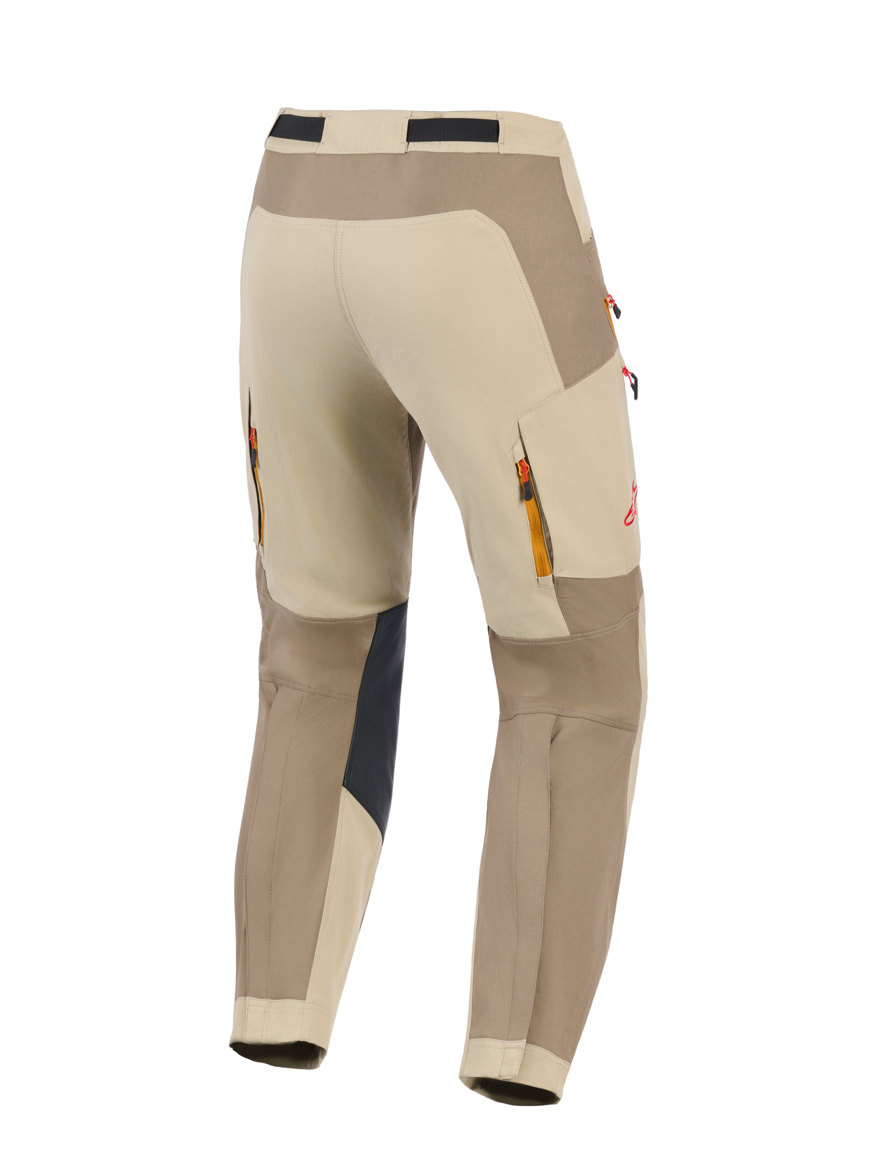 Alpinestars Maxdura Dual bukser, Walnut Aluminum, adventure-motorcykelbukser set bagfra i beige og brun, med sorte forstærkede indvendige knæpaneler, bagudrettede udluftningsåbninger med lynlås, rød logodetalje og slidstærk konstruktion i stretch-polyamid til dual-sport kørsel