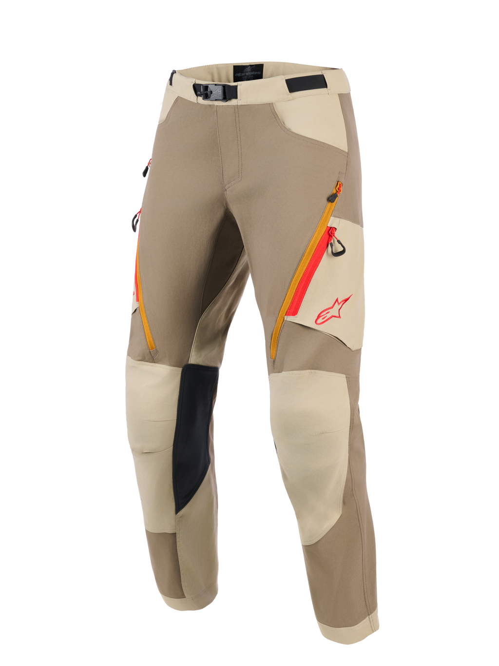Alpinestars Maxdura Dual bukser, adventure motorcykelbukser, Walnut og Aluminum beige farvevariant, med orange og røde lynlåslommer på lårene, lys beige forstærkede knæpaneler med sort indvendigt greb og rødt Alpinestars-logo, designet til dual-sport kørsel