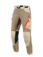 Alpinestars Maxdura Dual bukser, adventure motorcykelbukser, Walnut og Aluminum beige farvevariant, med orange og røde lynlåslommer på lårene, lys beige forstærkede knæpaneler med sort indvendigt greb og rødt Alpinestars-logo, designet til dual-sport kørsel