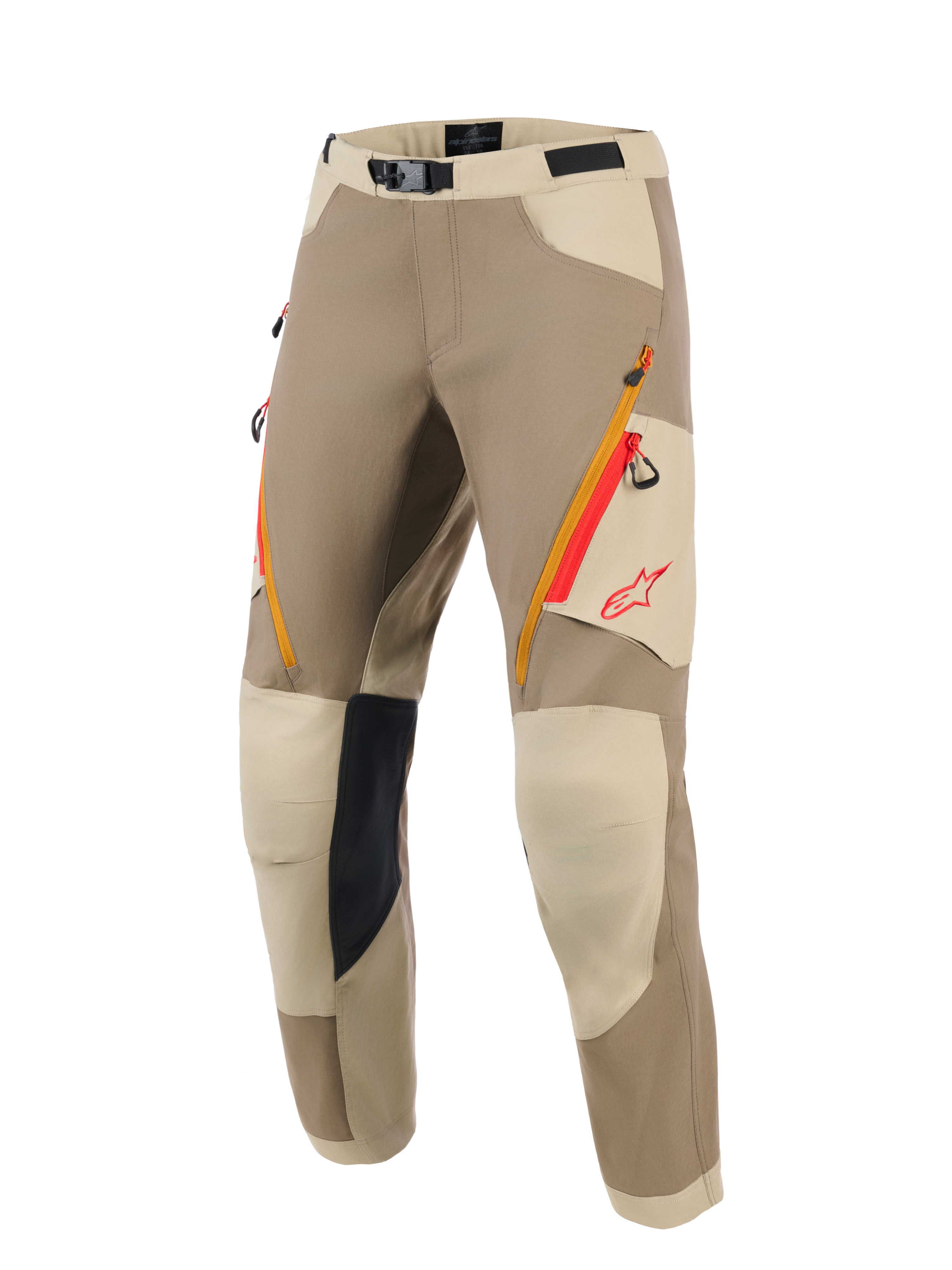 Alpinestars Maxdura Dual bukser, adventure motorcykelbukser, Walnut og Aluminum beige farvevariant, med orange og røde lynlåslommer på lårene, lys beige forstærkede knæpaneler med sort indvendigt greb og rødt Alpinestars-logo, designet til dual-sport kørsel