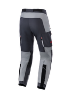 Alpinestars Maxdura Dual bukser, adventure motorcykelbukser, mørkegrå og dyb grå, set bagfra med forstærket sædeområde og ventilationslommer med lynlås og røde detaljer, designet til dual-sport-ydeevne.