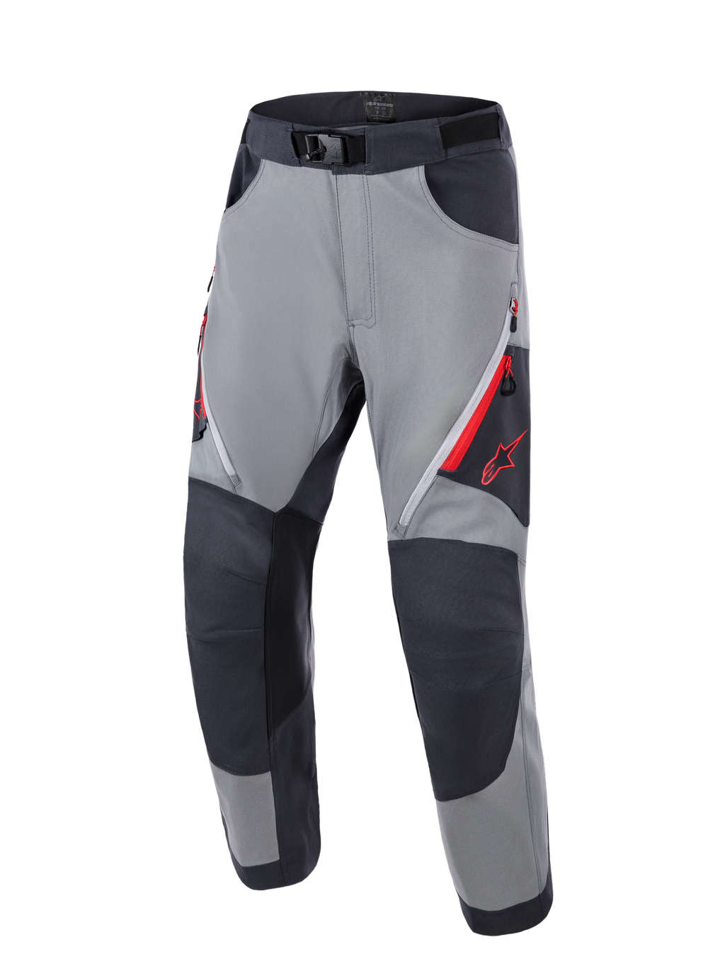 Alpinestars Maxdura Dual bukser, adventure motorcykelbukser, mørkegrå og dyb grå, forstærkede mørkegrå knæpaneler, røde ventilationsåbninger med lynlås på lårene, rødt Astars-logo på låret, justerbart taljebælte med magnetisk spænde, designet til dual-sport kørsel