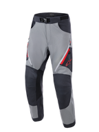 Alpinestars Maxdura Dual bukser, adventure motorcykelbukser, mørkegrå og dyb grå, forstærkede mørkegrå knæpaneler, røde ventilationsåbninger med lynlås på lårene, rødt Astars-logo på låret, justerbart taljebælte med magnetisk spænde, designet til dual-sport kørsel