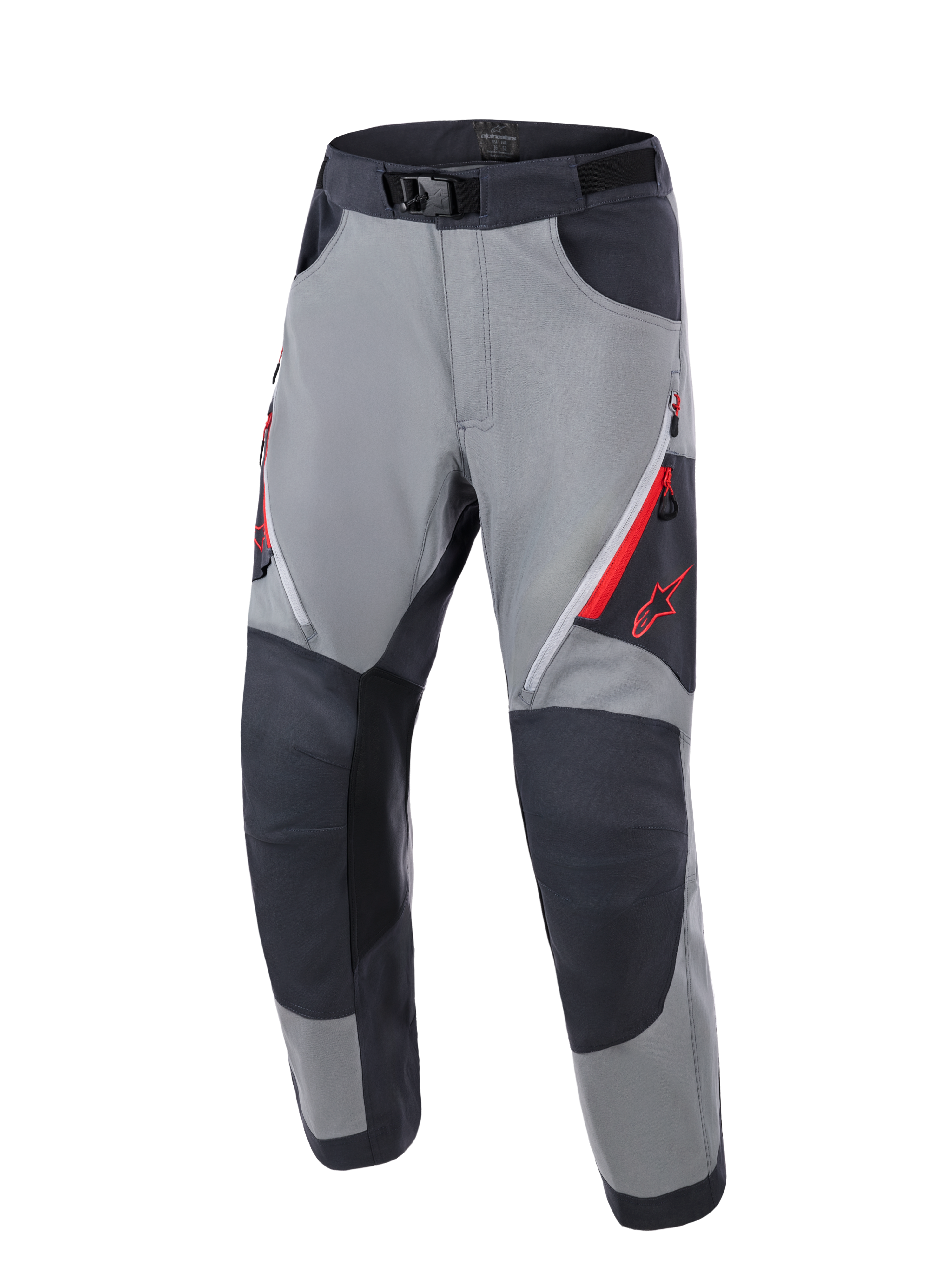 Alpinestars Maxdura Dual bukser, adventure motorcykelbukser, mørkegrå og dyb grå, forstærkede mørkegrå knæpaneler, røde ventilationsåbninger med lynlås på lårene, rødt Astars-logo på låret, justerbart taljebælte med magnetisk spænde, designet til dual-sport kørsel