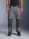 Alpinestars Maxdura Dual bukser, adventure motorcykelbukser, mørkegrå og dyb grå med røde detaljer, set forfra med lynlåsåbninger på lårene, magnetisk spændebælte og forstærkede knæpaneler, over-støvle design til dual-sport kørsel.