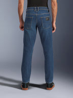 Alpinestars Flex-AST 5 denim bukser, urban motorcykel-denim, indigo washed blå, set bagfra, viser afsmalnende pasform og baglommer med branding-mærke, afslappet street-styling