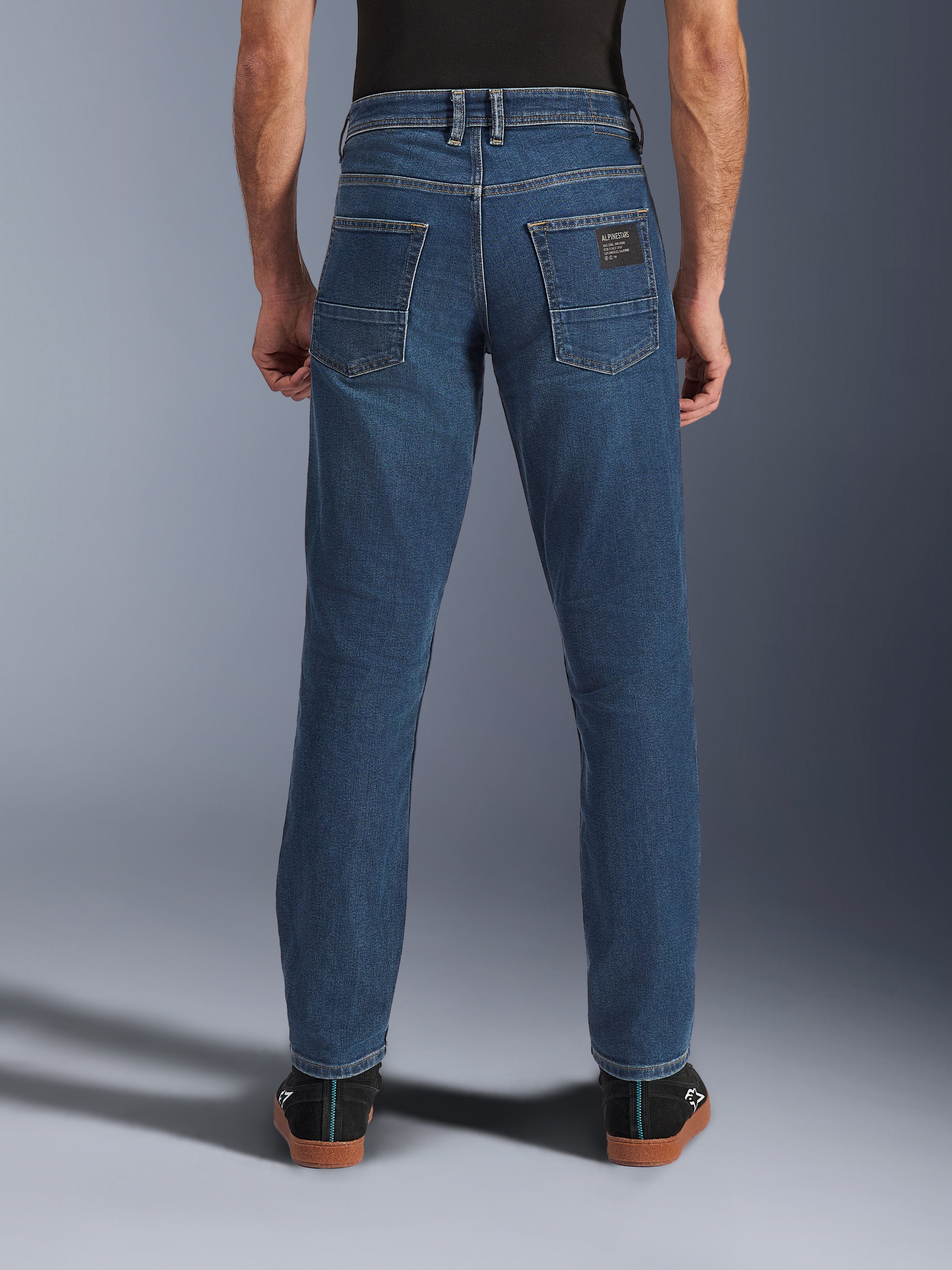 Alpinestars Flex-AST 5 denim bukser, urban motorcykel-denim, indigo washed blå, set bagfra, viser afsmalnende pasform og baglommer med branding-mærke, afslappet street-styling