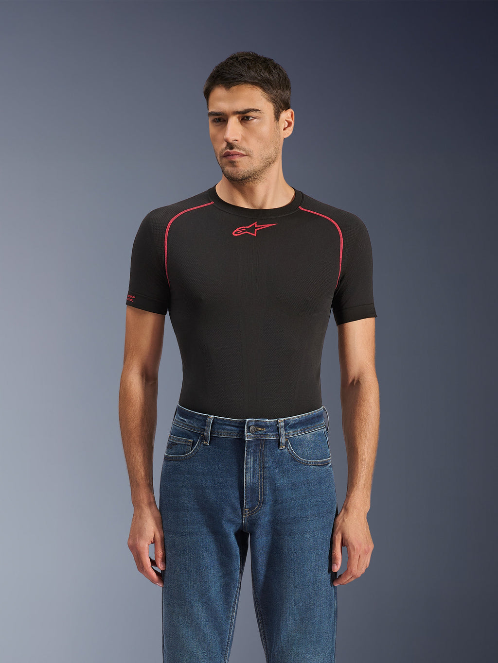 Alpinestars Flex-AST 5 Denim Pants, Indigo Washed, urbane motorcykeljeans båret af en model med et sort teknisk baselayer, klassisk fem-lomme design med en moderne afsmalnende pasform