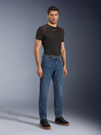 Alpinestars Flex-AST 5 Denim bukser, indigo-vaskede motorcykeljeans, moderne afsmalnende pasform, båret af en mandlig model med en sort performance t-shirt og sorte sneakers, afslappet urbant køreudstyr.