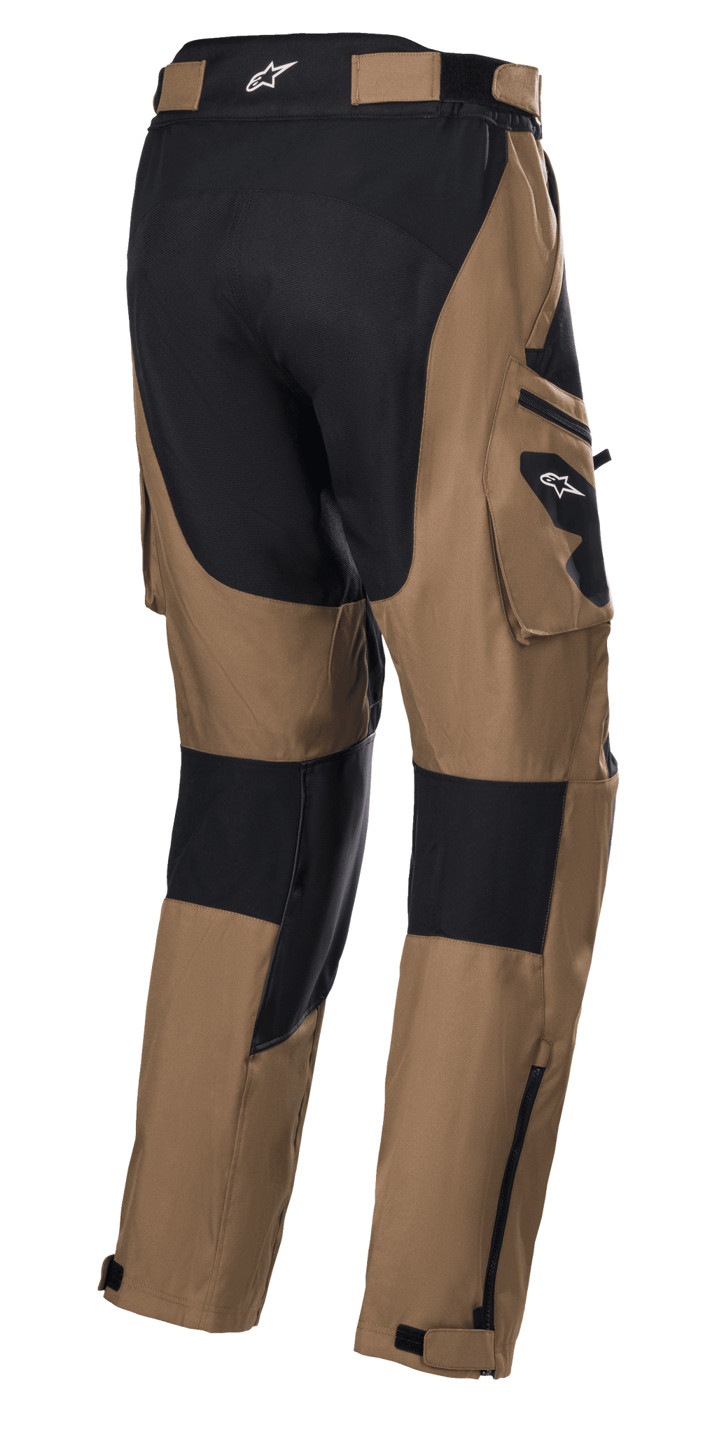 Alpinestars Venture XT Over Boot-bukser, camel og sort, adventure touring motorcykelbukser, set bagfra med cargo-lommer og sorte forstærkningspaneler, vandafvisende tekstilkonstruktion med justerbare lynlåse på underbenene til pasform over støvlerne
