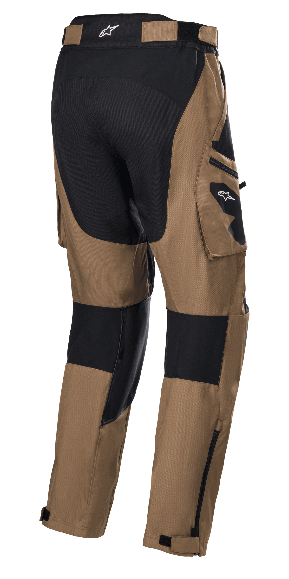 Alpinestars Venture XT Over Boot-bukser, camel og sort, adventure touring motorcykelbukser, set bagfra med cargo-lommer og sorte forstærkningspaneler, vandafvisende tekstilkonstruktion med justerbare lynlåse på underbenene til pasform over støvlerne