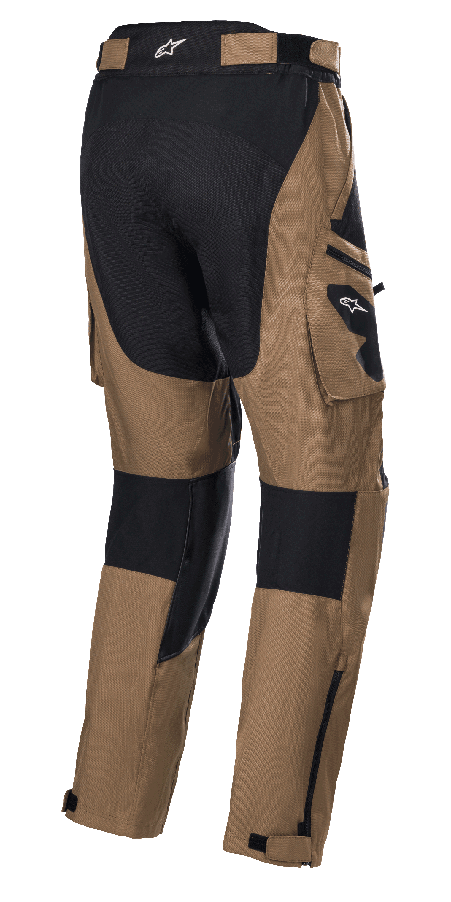 Alpinestars Venture XT Over Boot-bukser, camel og sort, adventure touring motorcykelbukser, set bagfra med cargo-lommer og sorte forstærkningspaneler, vandafvisende tekstilkonstruktion med justerbare lynlåse på underbenene til pasform over støvlerne