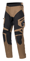 Alpinestars Venture XT Pants Over Boot, motorcykelbukser til adventure touring, camel og sort, forstærkede knæ- og lårpaneler, sidelomme med Alpinestars-logo, justerbar taljerem