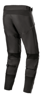 Alpinestars T SP-5 Rideknit® bukser, tekstil motorcykelbukser, sort, set bagfra med fokus på høj rygprofil og tætsiddende pasform, med strikkede teknologi-strækpaneler bag knæ og ankler, justerbare lægstørre, performance udstyr til landevejskørsel