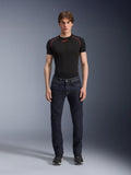 Alpinestars Copper V3 denimbukser, Rinse Blue, båret af en model med et sort basislag og sneakers, motorcykeljeans med lige ben, urban kørebeklædning med en regulær komfortpasform og klassisk design med fem lommer
