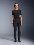 Alpinestars Alamosa damebukser, sorte motorcykelbukser i slim-fit, vist på en model set forfra, med lynlåslommer foran og integreret taljebælte, minimalistisk streetwear-inspireret stil til urban kørsel