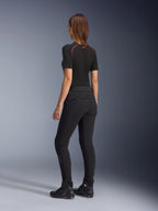 Alpinestars Alamosa damebukser, sort, slim-fit urbane motorcykelbukser set bagfra, med quiltede detaljer på taljen bagpå, minimalistisk design med teknisk softshell-konstruktion, stylet med køre-sko og et sort baselag