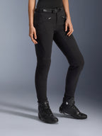 Alpinestars Alamosa Women Pants, sorte urban motorcykelbukser, slim-fit design med lynlåslommer og integreret taljebælte, kombineret med sorte high-top køresko