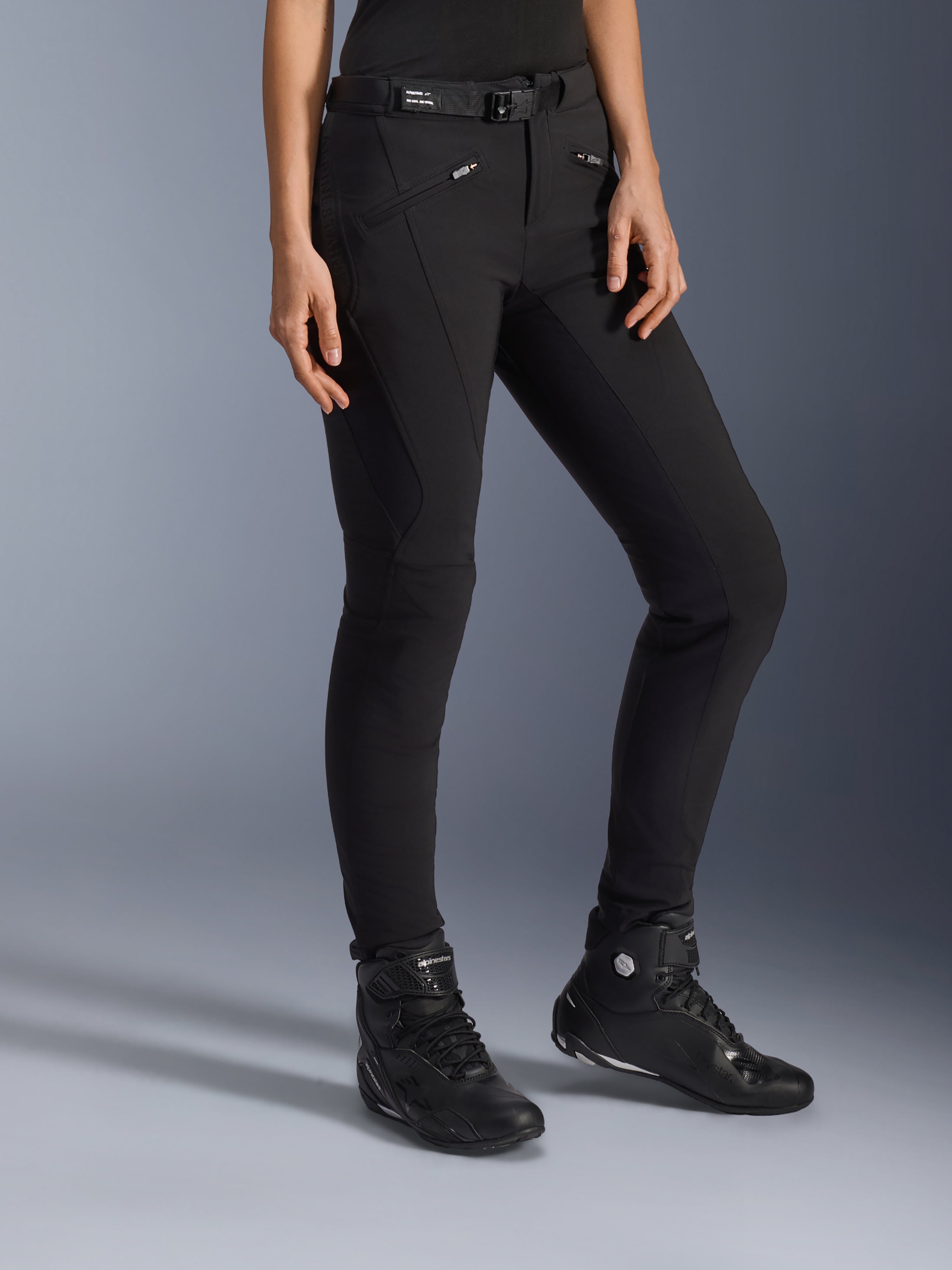 Alpinestars Alamosa Women Pants, sorte urban motorcykelbukser, slim-fit design med lynlåslommer og integreret taljebælte, kombineret med sorte high-top køresko