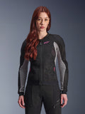 Alpinestars Stella Troop-Air jakke til damer, motorcykeljakke i mesh, sort, askegrå og pink fluo, båret af en model med matchende kørebukser, ventileret 2D tech mesh-konstruktion, pink logodetalje, designet til urban sommer-kørsel