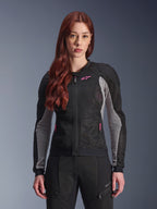 Alpinestars Stella Troop-Air jakke til damer, motorcykeljakke i mesh, sort, askegrå og pink fluo, båret af en model med matchende kørebukser, ventileret 2D tech mesh-konstruktion, pink logodetalje, designet til urban sommer-kørsel
