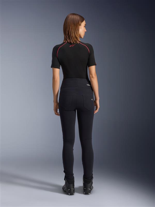 Alpinestars Stella Flex-Ast leggings, motorcykel-leggings til damer, sort, set bagfra viser den højtaljede slim fit-pasform, båret med sort kortærmet top og sorte kørestøvler, urbant køreudstyr