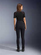 Alpinestars Stella Flex-Ast leggings, motorcykel-leggings til damer, sort, set bagfra viser den højtaljede slim fit-pasform, båret med sort kortærmet top og sorte kørestøvler, urbant køreudstyr