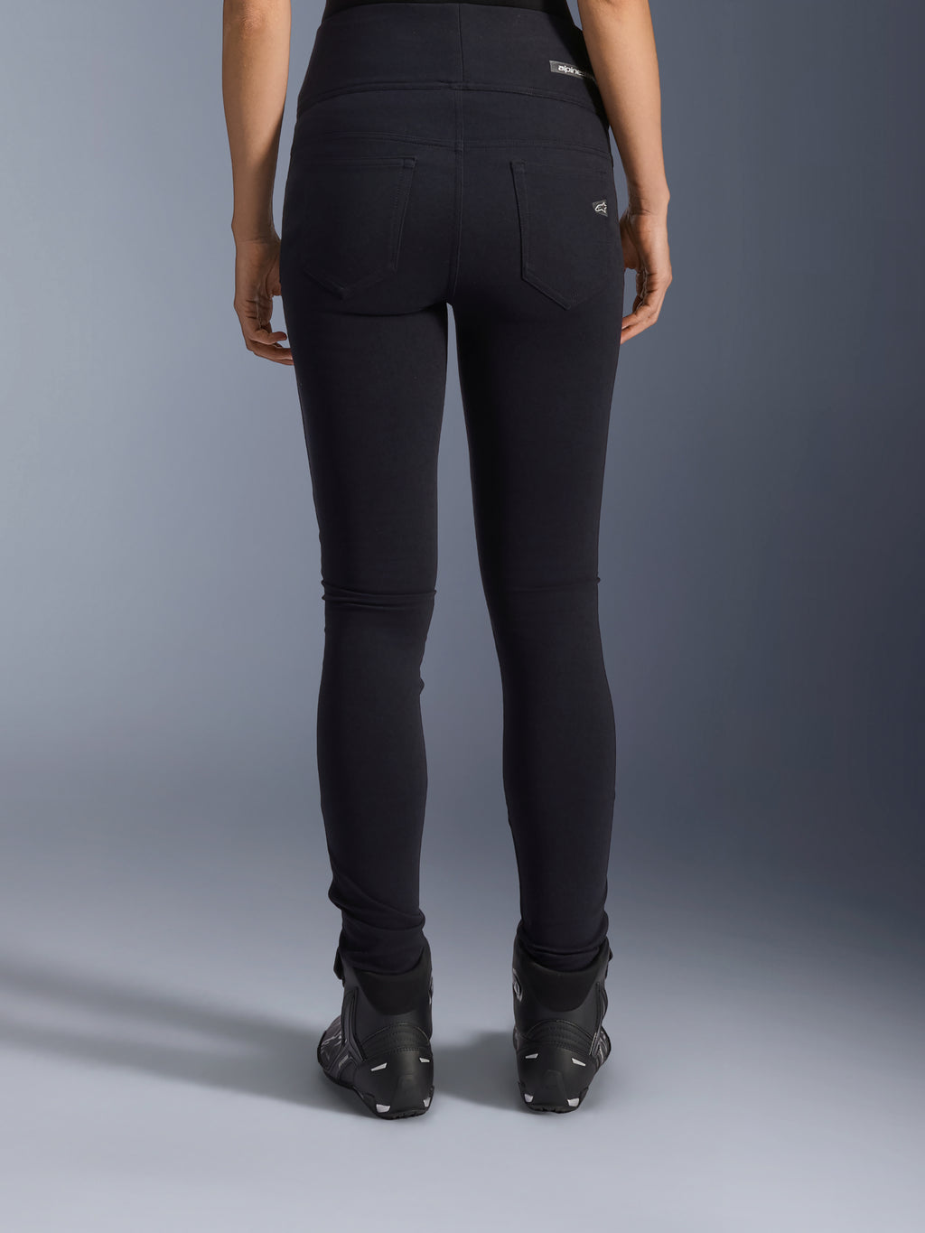 Alpinestars Stella Flex-Ast leggings, motorcykel-leggings til damer, sort, set bagfra med baglommer og slim fit pasform, kombineret med sorte motorcykelstøvler, urban kørestil