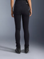 Alpinestars Stella Flex-Ast leggings, motorcykel-leggings til damer, sort, set bagfra med baglommer og slim fit pasform, kombineret med sorte motorcykelstøvler, urban kørestil