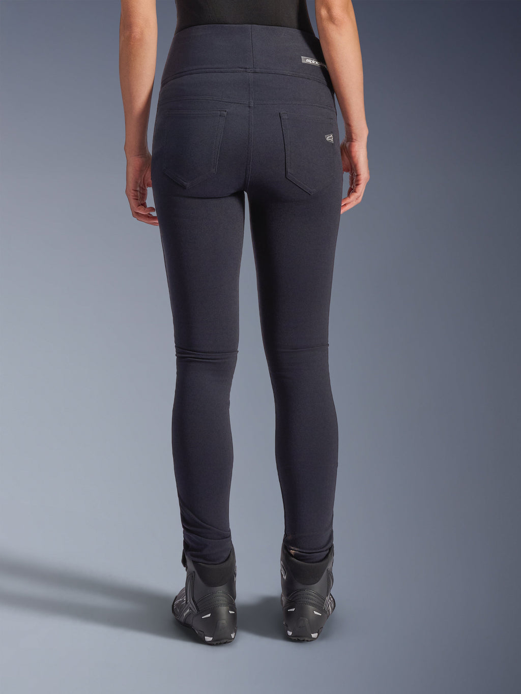 Alpinestars Stella Flex-AST leggings, urbane motorcykelbukser, sort, set bagfra med højtaljet skinny pasform, to funktionelle baglommer med diskret branding, strækbart tekstilmateriale, båret med sorte køresko