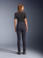 Alpinestars Stella Flex-AST leggings i sort, højtaljede motorcykelbukser til kvinder, set bagfra med skinny fit og baglommer, båret med sort kortærmet top og kørestøvler, urbant køreudstyr