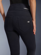 Alpinestars Stella Flex-Ast Leggings, motorcykel-leggings til kvinder, sort, set bagfra med højtaljet design, to baglommer, Alpinestars-logo på linningen og højre lomme, tætsiddende tekstil til urban kørsel