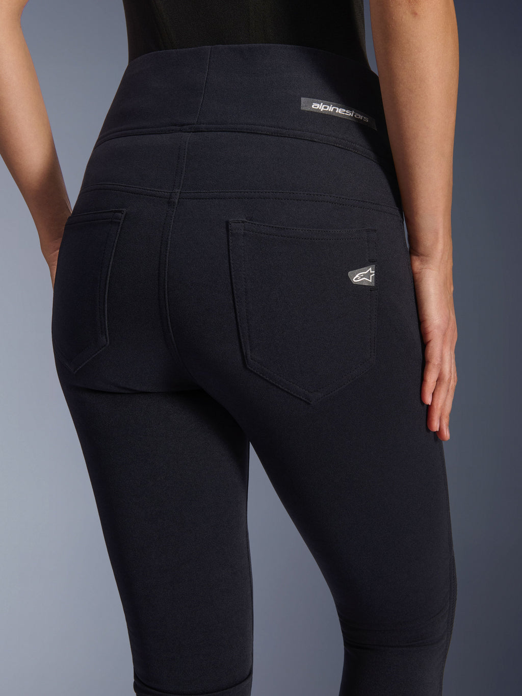 Alpinestars Stella Flex-AST leggings, motorcykelbukser til damer, sort, nærbillede set bagfra, højtaljet design, to funktionelle baglommer, Alpinestars-logoer på lommen og i taljen.