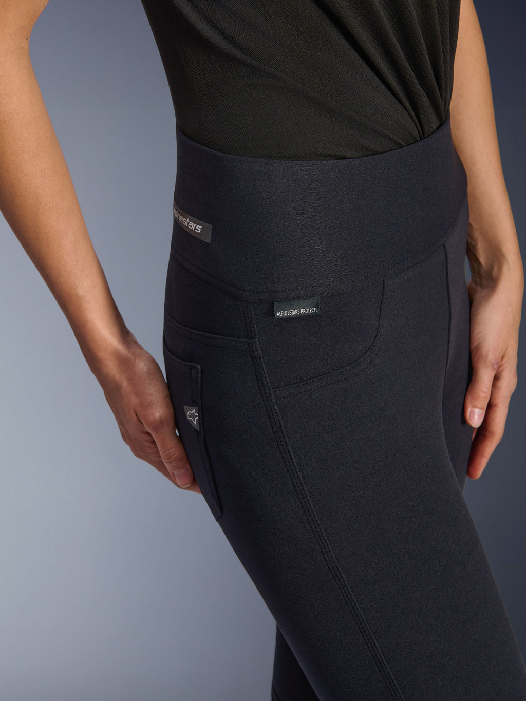 Alpinestars Stella Flex-Ast leggings, motorcykel-leggings til kvinder, sort, nærbillede af høj talje og hofteområde med diskrete branding-tags, strømlinet urbant design til landevejskørsel