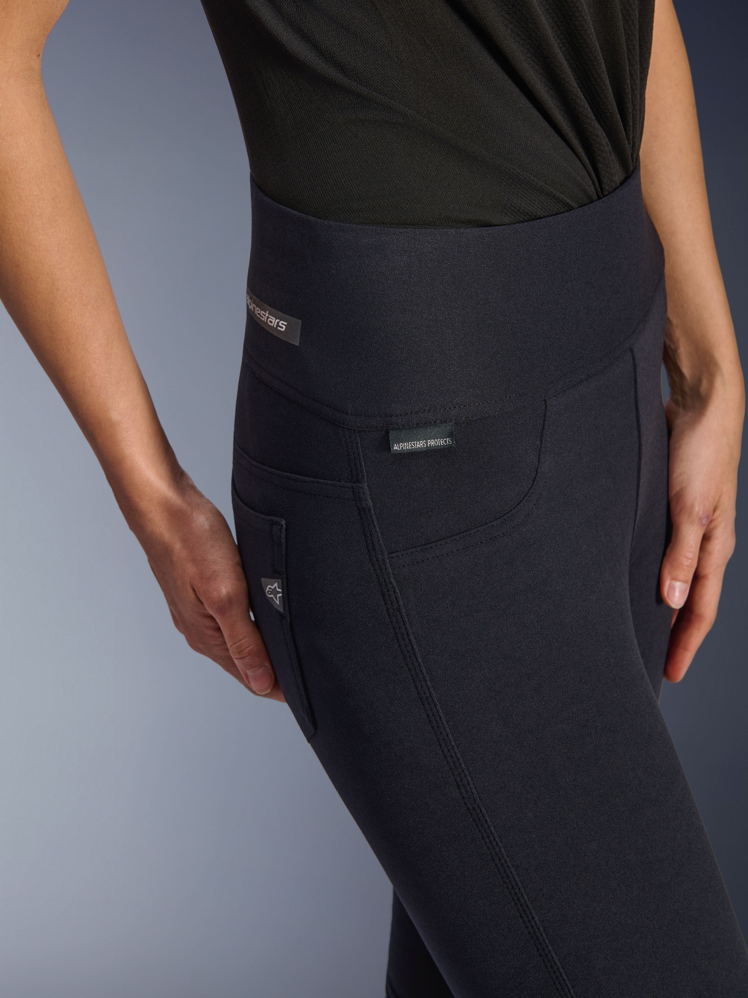 Alpinestars Stella Flex-Ast leggings, motorcykel-leggings til kvinder, sort, nærbillede af høj talje og hofteområde med diskrete branding-tags, strømlinet urbant design til landevejskørsel