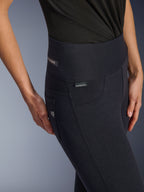 Alpinestars Stella Flex-AST leggings til damer, sorte højtaljede motorcykelbukser, nærbillede af hofteområdet med jacquard-label, tredobbelt topsyede sidesømme og denim-inspirerede lommedetaljer, urbant køreudstyr til kvinder