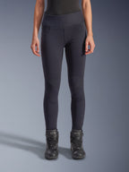 Alpinestars Stella Flex-AST Leggings - Short, motorcykelleggings til damer i sort, højtaljet skinny pasform med harmonika-knæpaneler, båret med sorte Alpinestars motorcykelstøvler, urbant køreudstyr