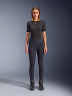 Alpinestars Stella Flex-AST leggings, urbane motorcykel-leggings til kvinder i sort, skinny højtaljet design båret med en sort kortærmet teknisk top og sorte motorcykelstøvler, med harmonika-knæpaneler og et moderne minimalistisk look