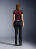 Alpinestars Daisy V3 motorcykeljeans til damer, Rinse Black, slim fit bukser set bagfra, design med høj talje og baglommer, stylet med rød og sort mønstret teknisk trøje og sorte støvler, urbant mc-udstyr til kvinder